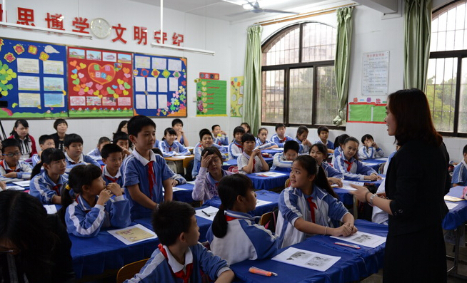 平湖白绩效小学每月克扣故事泥坑小学老师绘工资本ppt图片