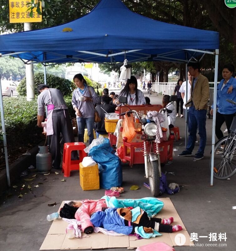 【拍客】深圳夫妻双双卖早点讨生活 俩娃无人