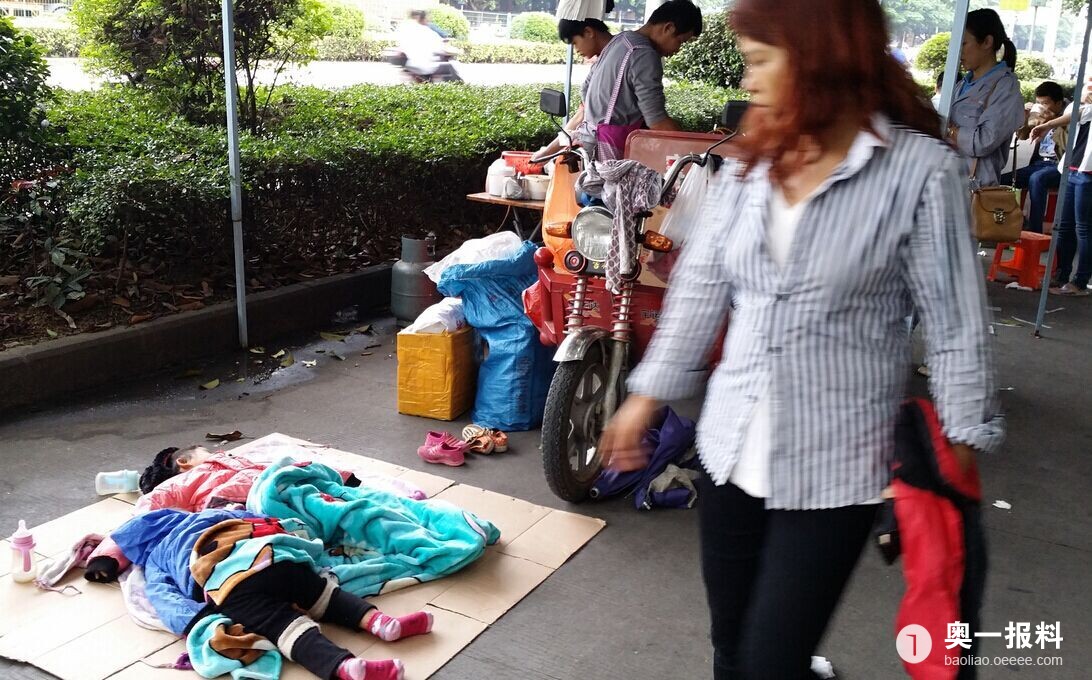 【拍客】深圳夫妻双双卖早点讨生活 俩娃无人