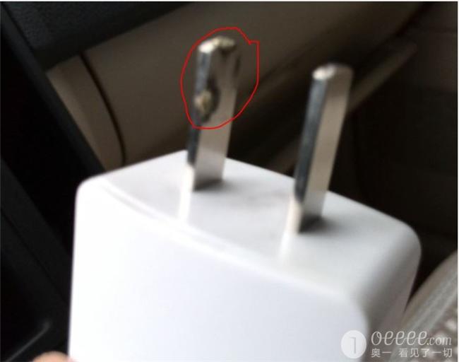 华为P6手机移动版插头从插座拔出瞬间爆炸起