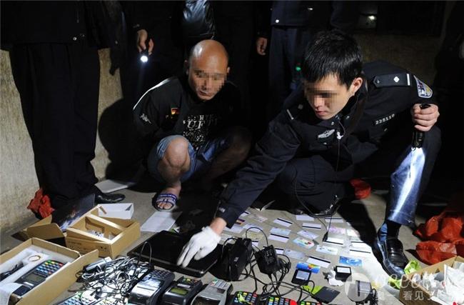 广东抓8克隆卡团伙 总头目泡站街女作案