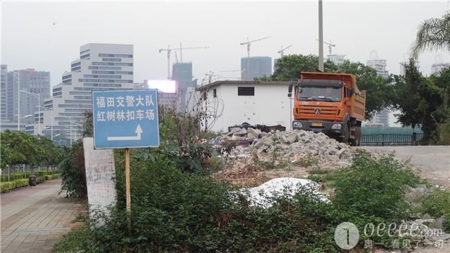 白石路福田交警大队红树林扣车场门口倾倒了很多建筑垃