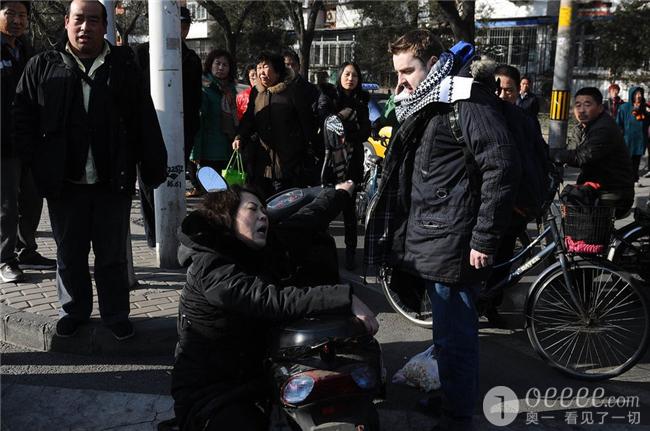 东北口音女子北京摔倒 揪住扶她的外国小伙要