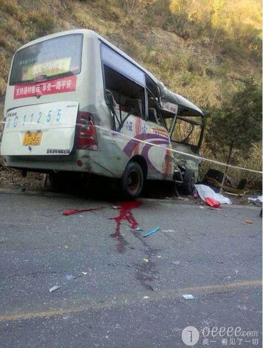 陕西发生一起重大交通事故 现场鲜血遍地异常惨烈