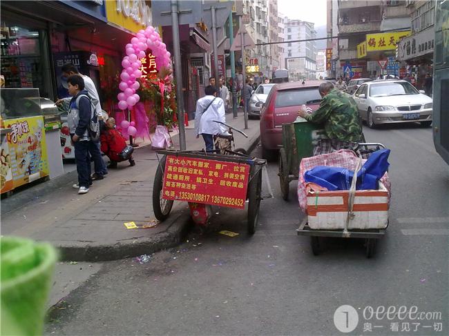 布吉莲花路天天显着无人性地横霸人行道