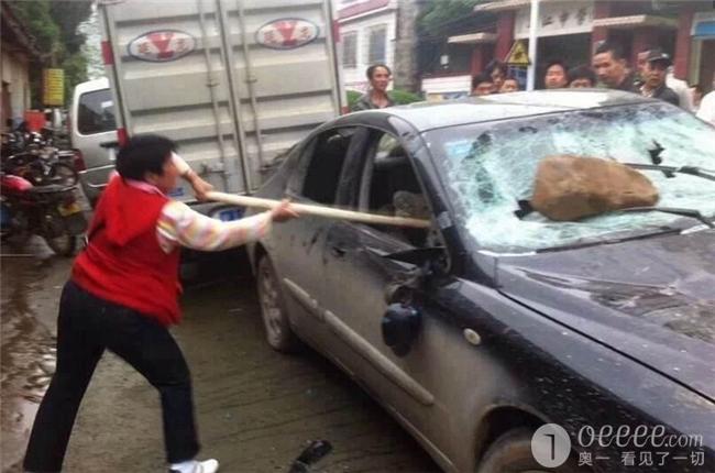 广西偷狗贼被抓现行 被逼抱3条死狗示众