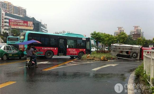 公交乘务员告诉我,当时他们是正常直行,快到红绿灯调头车道时,消防车突然从对面马路左拐横插过来,公交车避让不及撞了上去,公交车上当时有10多名乘客,但所幸没人受伤。一名路过的目击市民证实,公交车直行往松岗桥底方向行驶,消防车从对面路口调头往山门社区里面行驶时被公交车撞上。两车相撞后,消防车打了几个滚翻过绿化带才停下来。交警部门表示,可以确定消防车驾驶行为属于交通违章,具体责任划分需进一步调查了解。记者在现场注意到,现场仍有很多西行的车辆仍在违章调头。