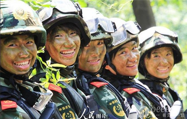 深圳武警<em>特种女兵</em>肩背狙击枪