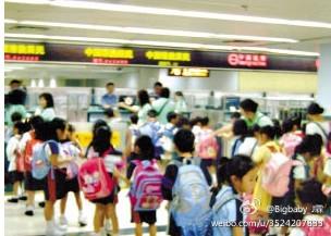 中国独有的深圳湾口岸过关过境学童壮观景象