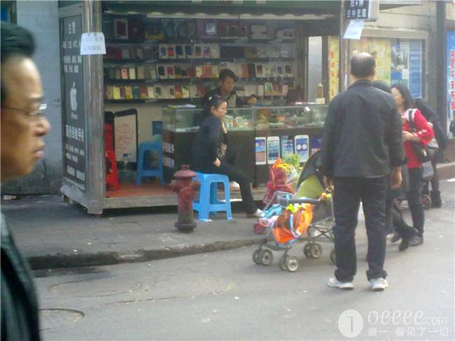 布吉莲花路报亭 为何占人行道是买手机?