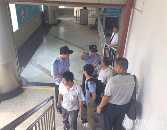 广州省站今中午发生劫持事件 一男子被击毙