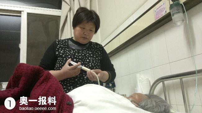 河南安阳市人民医院感人的一幕:女儿日夜照顾