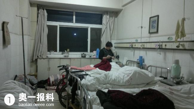 河南安阳市人民医院感人的一幕:女儿日夜照顾