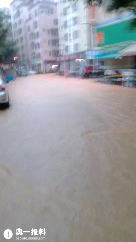 深圳全市进入暴雨紧急防御状态 路上的你还好