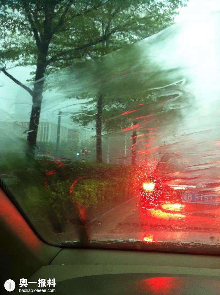 深圳全市进入暴雨紧急防御状态 路上的你还好