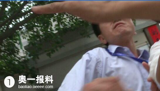 【视频】高温补贴不发 记者采访遭围殴机器被