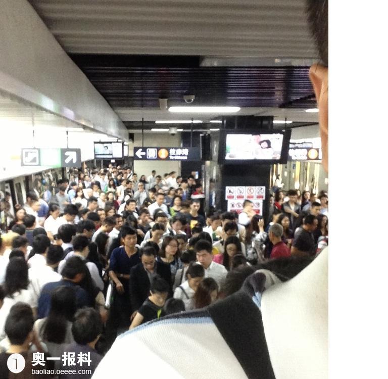 连续四个工作日早高峰实拍蛇口线大剧院站下车