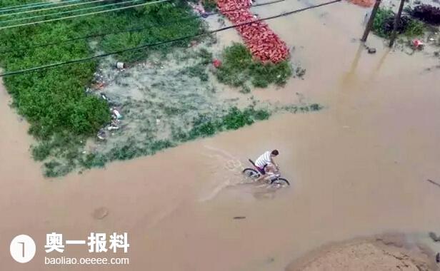 揭阳惠来暴雨水浸屋 村民用水桶自救_报料_民