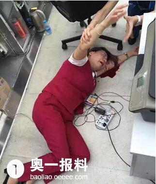 深圳机场一票务员 被乘客打到头破血流躺在地