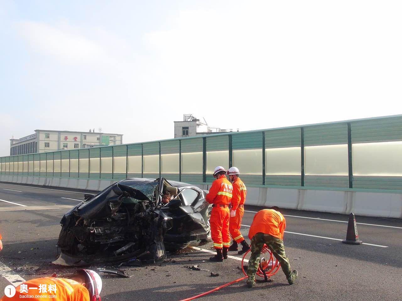 【突发新闻】 今天凌晨清平高速发生车祸司机被困