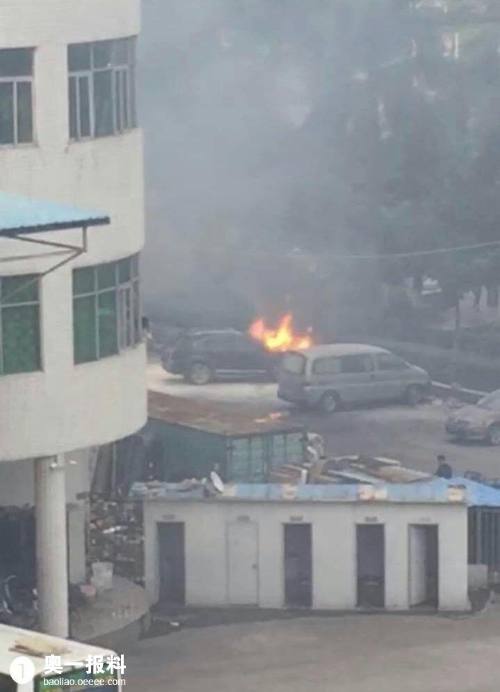 在下午17时左右在深圳市宝安区松岗汽车站旁放着得一辆小汽车自燃着火,在火势突起之时,松岗汽车站保安人员迅速做出反应,发起救火应急工作,在经过十几分钟得惊险救火才得以让火势扑灭。在火被扑灭之时消防人员得以赶到,再确定火确实被扑灭之后,他们就默默得退出救火现场,交给我们得消防队做善后工作。