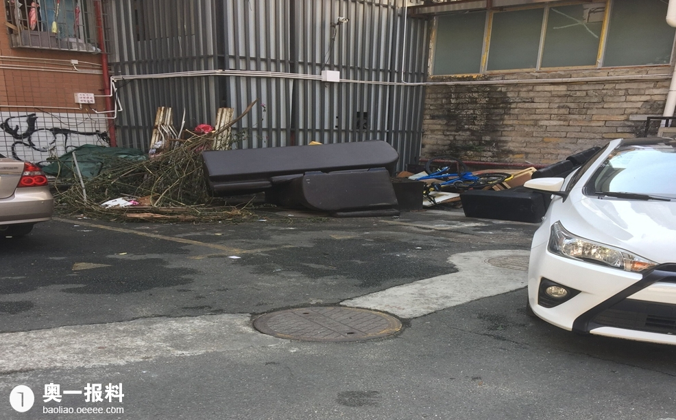 田贝田苑小区管理混乱 公共车位被设置固定车