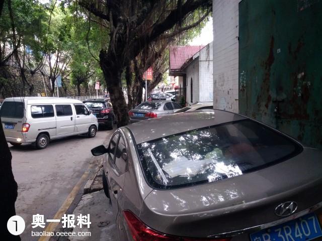 昨天下午   实访深圳布吉道路时发现,主要干道旁边,好多修车店在人行