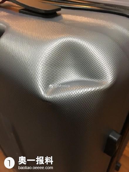 买了不到两个月的美旅行李箱被摔坏,机场说不