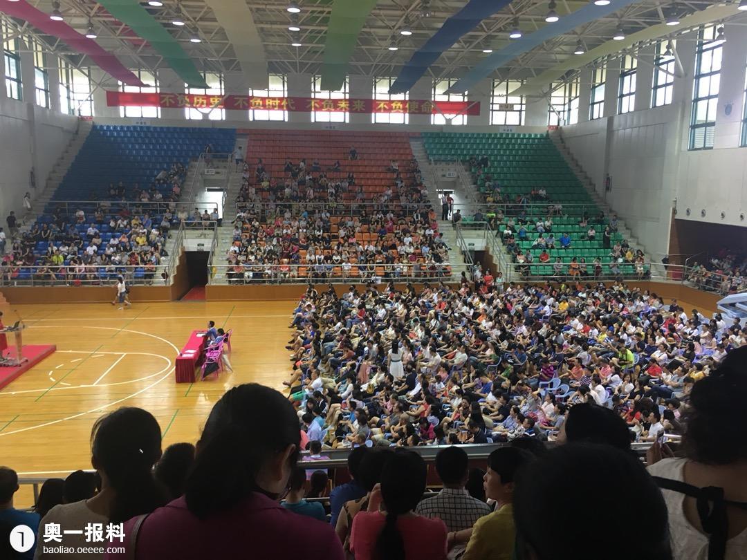 深圳中学公开进行小升初考试 严重违反国家教