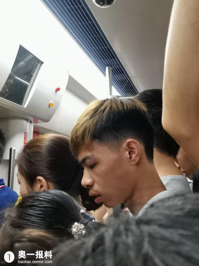 地铁3号线现猥琐男女生走哪就跟在后面蹭着