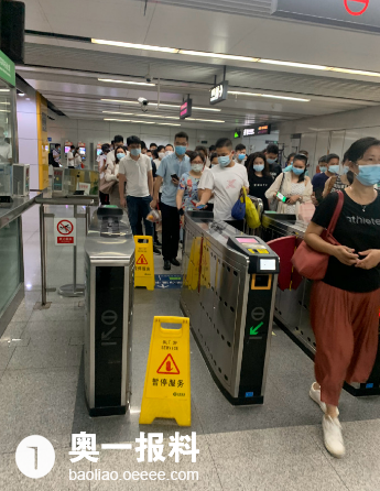 百鸽笼地铁进口通道老是坏上班族心里焦急