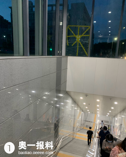 荔湾站这块玻璃何时更换,好怕掉下砸到人