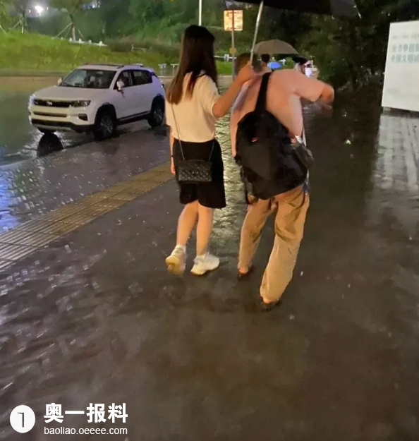 女孩心太美下雨天给残疾大叔撑伞