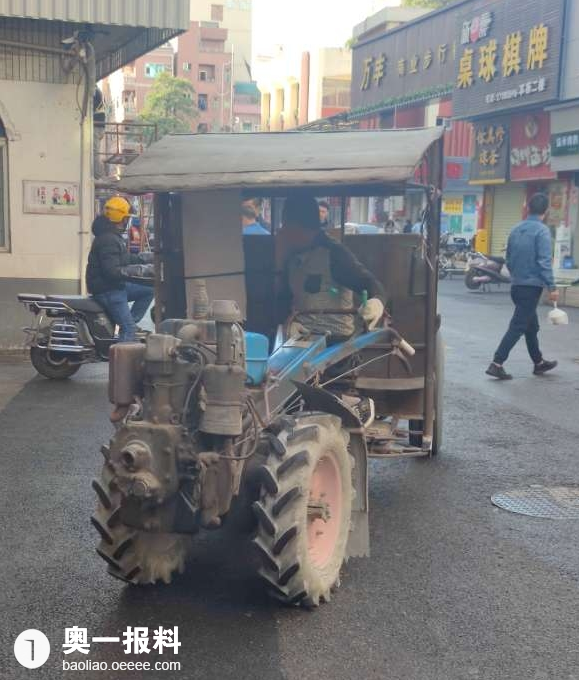 深圳街头无牌照拖拉机乱窜冒黑烟污染环境