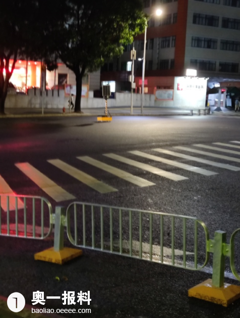 布吉吉政路十字路口的红绿灯坏了一周