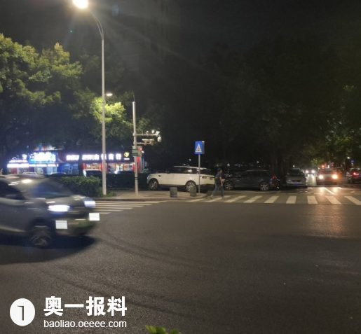 玉泉路和玉园路交叉口,私家车把人行道堵死了