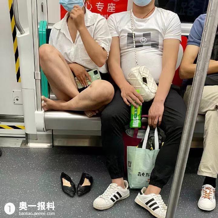 地铁上脱鞋盘腿坐有那味儿了