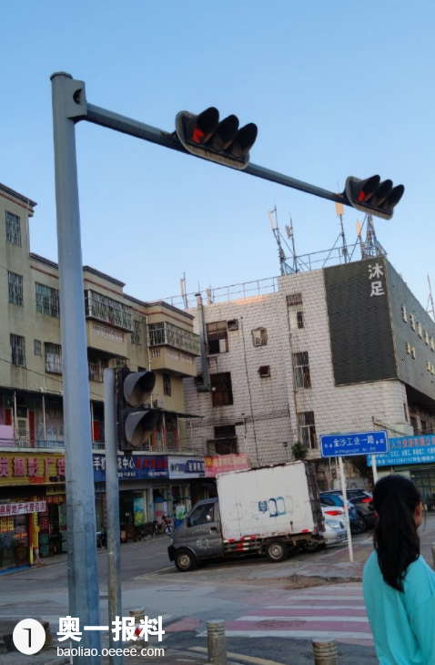 坑梓金沙路口红绿灯坏了一个星期,没人修