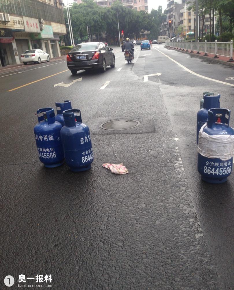 三水区政府门口马路被放置煤气罐 怎么回事?_