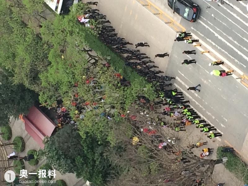 龙华金地上塘道为争取学位发生警民冲突_报料