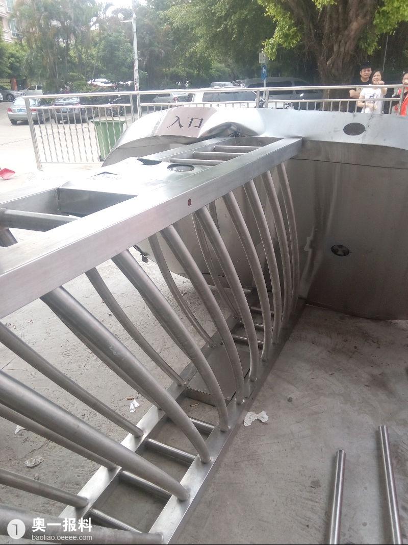 深圳布吉阳光花园后门门禁被不明人员强行拆毁