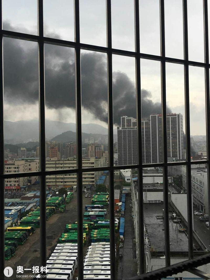 龙华新区河背工业区附近电池厂发生爆炸起火_