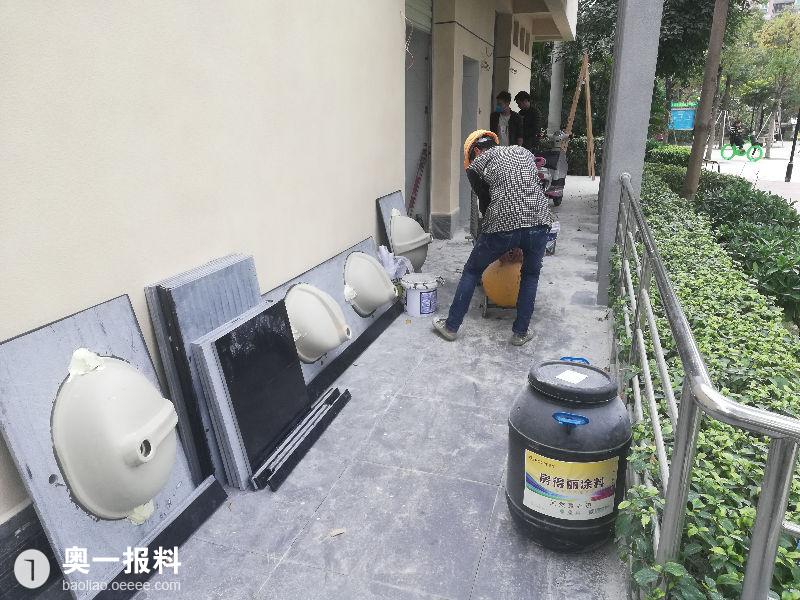 公园厕所重新装修,花了100多天了,导致市民在外面大小便!