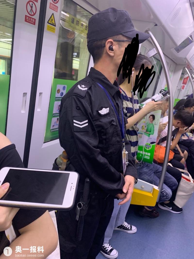 地铁列车安全员上班不认真,戴着耳机这样真的好吗?