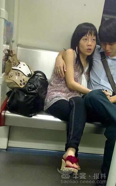 曝光地铁狂妄男女上演恶心动作场面