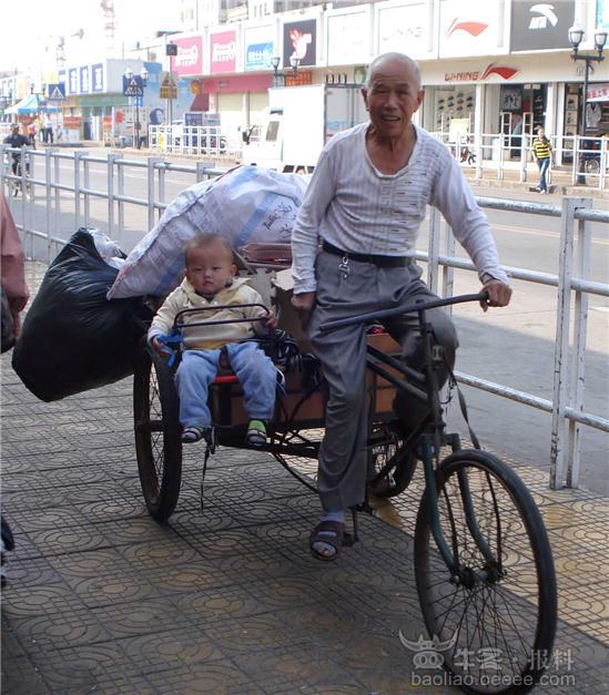 掛在三輪車上的童年童椅弟感動網友