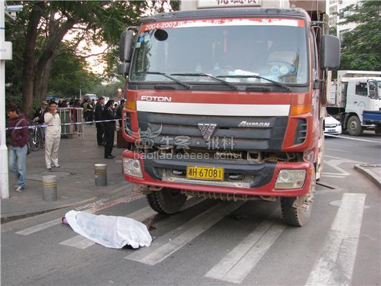 女子被泥头车当场碾死图片