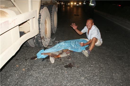 [视频]泥头车又杀人了!62岁老妇被碾过头部(获奖30)