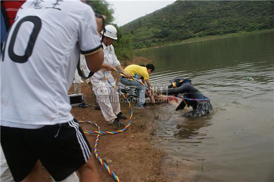 視頻男子溺死水庫驚心吊魄的打撈現場獲獎15