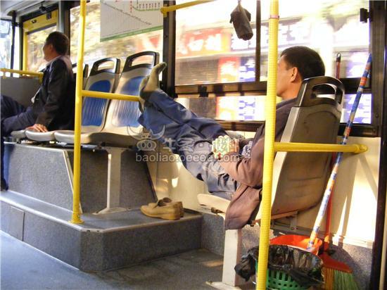 [视频]实拍深圳公交车上男子脱鞋晾脚不雅一幕(获奖20)